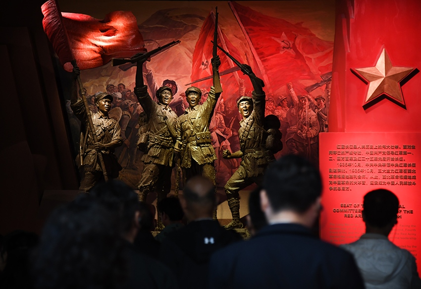 圖為2024年5月9日，游客在延安革命紀(jì)念館參觀。 新華社記者 張博文 攝