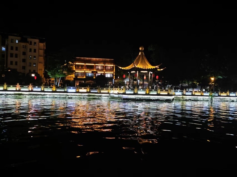 里運(yùn)河文化長廊夜景。人民網(wǎng)記者 黃鈺攝