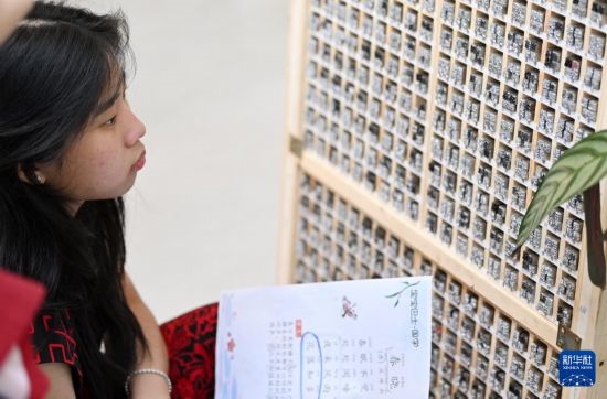 7月3日，外國學生在了解中國的活字印刷。新華社記者 李然 攝