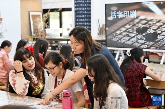 7月3日，外國學生在了解中國文化。新華社記者 李然 攝