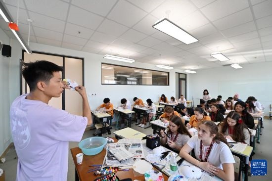 7月3日，外國學生在學習繪制京劇臉譜。新華社記者 李然 攝