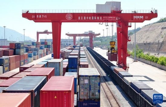 6月30日，在中哈連云港物流合作基地，大型機(jī)械在吊裝集裝箱（無人機(jī)照片）。新華社發(fā)（王健民 攝）