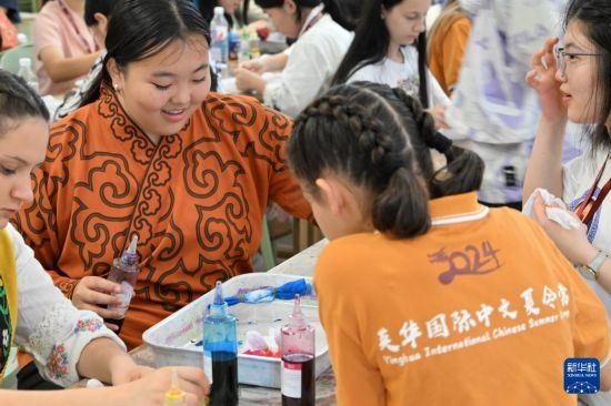 7月3日，外國學生在了解中國的染布技術。新華社記者 李然 攝
