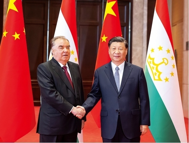 2023年5月，國家主席習近平在西安同來華出席中國—中亞峰會并進行國事訪問的塔吉克斯坦總統(tǒng)拉赫蒙會談。新華社記者 丁海濤 攝