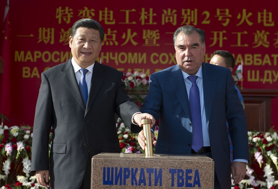 2014年9月13日，國(guó)家主席習(xí)近平和塔吉克斯坦總統(tǒng)拉赫蒙在杜尚別共同出席中塔兩國(guó)重大合作項(xiàng)目——杜尚別2號(hào)熱電廠一期工程竣工儀式、二期工程開工儀式。這是習(xí)近平和拉赫蒙一同將裝有兩國(guó)元首簽名二期工程奠基紀(jì)念頁的金色金屬管放入水泥墩中。新華社記者 黃敬文 攝