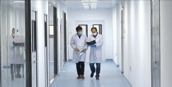 中國科學院贛江創(chuàng)新研究院科研人員在交流。（贛州市贛縣區(qū)融媒體中心供圖）