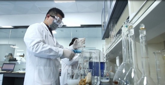 中國科學院贛江創(chuàng)新研究院科研人員在做實驗。