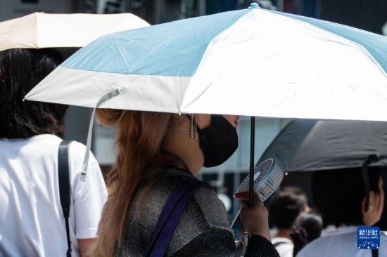 7月4日，人們在日本東京原宿的街道上等待紅綠燈。新華社記者 張笑宇 攝