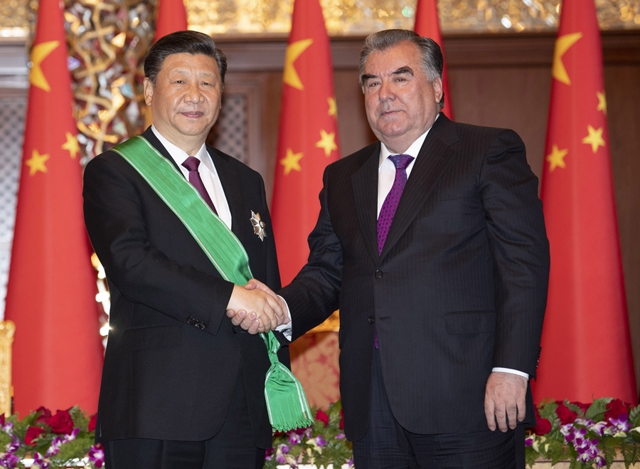 2019年6月15日，國(guó)家主席習(xí)近平在杜尚別出席儀式，接受塔吉克斯坦總統(tǒng)拉赫蒙授予“王冠勛章”。新華社記者 沙達(dá)提 攝