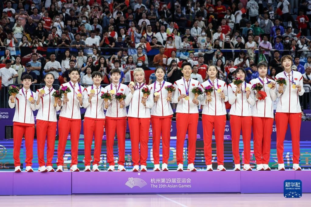 2023年10月5日，在杭州亞運(yùn)會(huì)籃球項(xiàng)目女子決賽中，中國隊(duì)以74比72戰(zhàn)勝日本隊(duì)，奪得冠軍。圖為中國隊(duì)球員在頒獎(jiǎng)儀式上。新華社記者 潘昱龍 攝