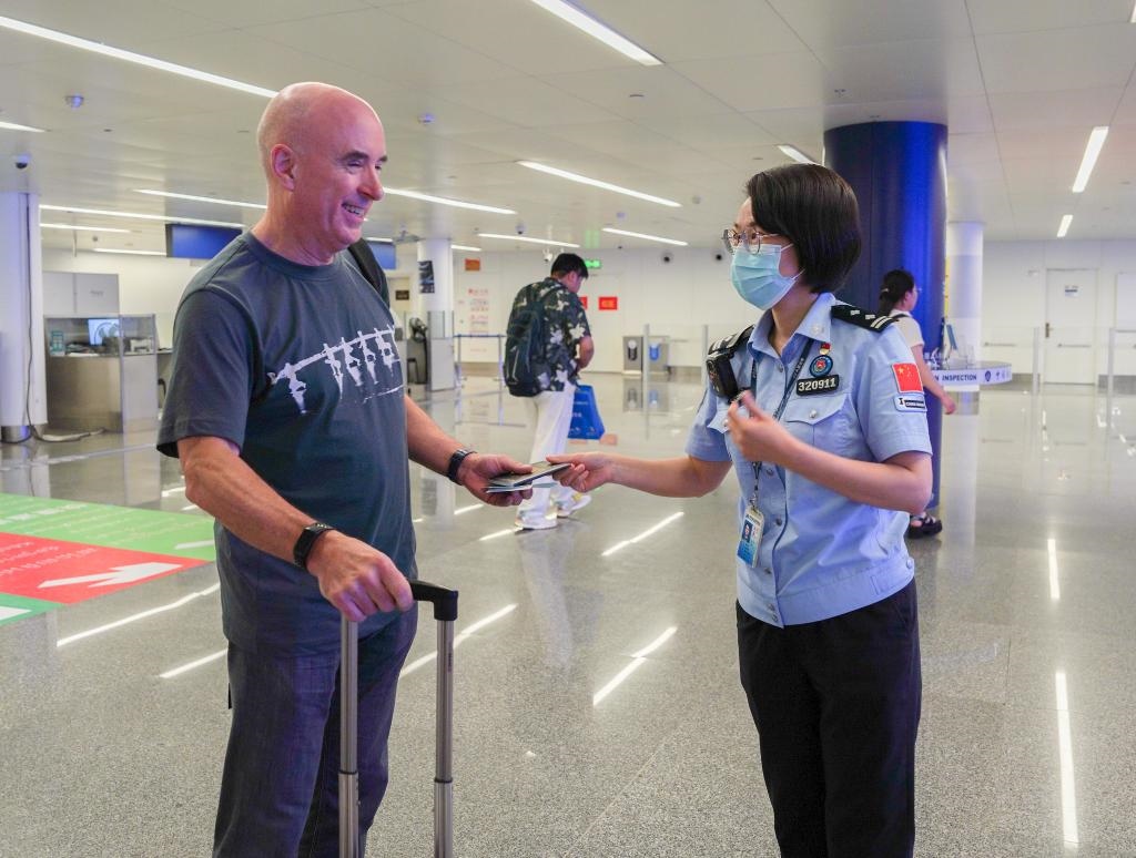  7月2日，南寧邊檢站移民管理警察引導(dǎo)外籍旅客有序通關(guān)。（南寧邊檢站供圖）