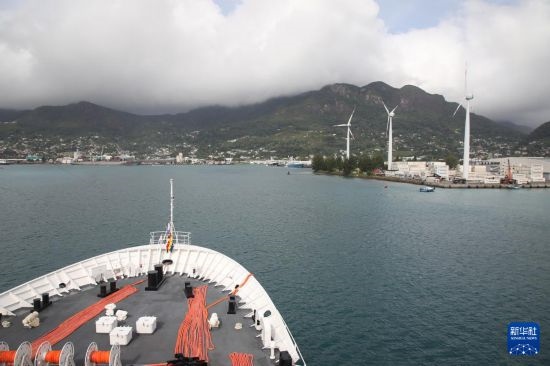 7月5日，中國海軍“和平方舟”號醫(yī)院船抵達塞舌爾維多利亞新港碼頭。新華社發(fā)（劉志磊 攝）