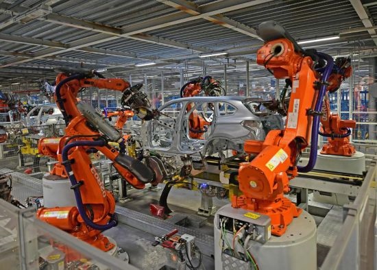 在華晨寶馬沈陽鐵西工廠車身車間，機器臂在焊接車身（2022年2月16日攝）。新華社記者 楊青 攝