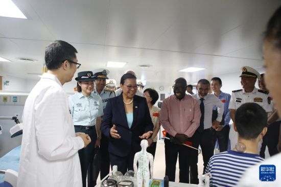 7月5日，塞舌爾衛(wèi)生部長維多在中國海軍“和平方舟”號醫(yī)院船上參觀中醫(yī)診室。新華社發(fā)（劉志磊 攝）