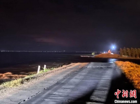  7月6日凌晨，湖南岳陽(yáng)華容縣團(tuán)洲垸洞庭湖一線堤防決口現(xiàn)場(chǎng)。中新社記者 白祖偕 攝