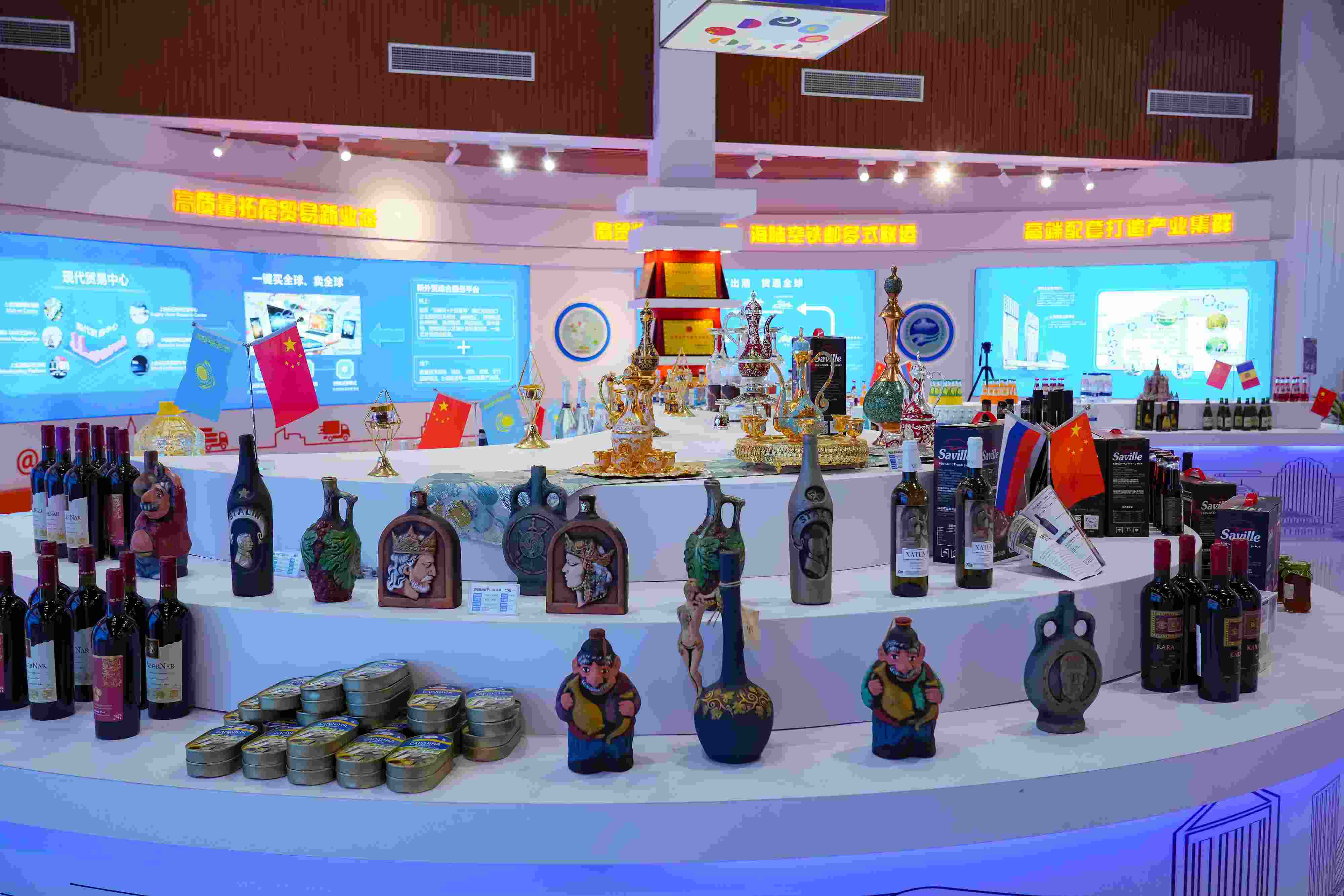 2022年10月19日，青島，上合示范區(qū)展出的上合組織國(guó)家特色商品。