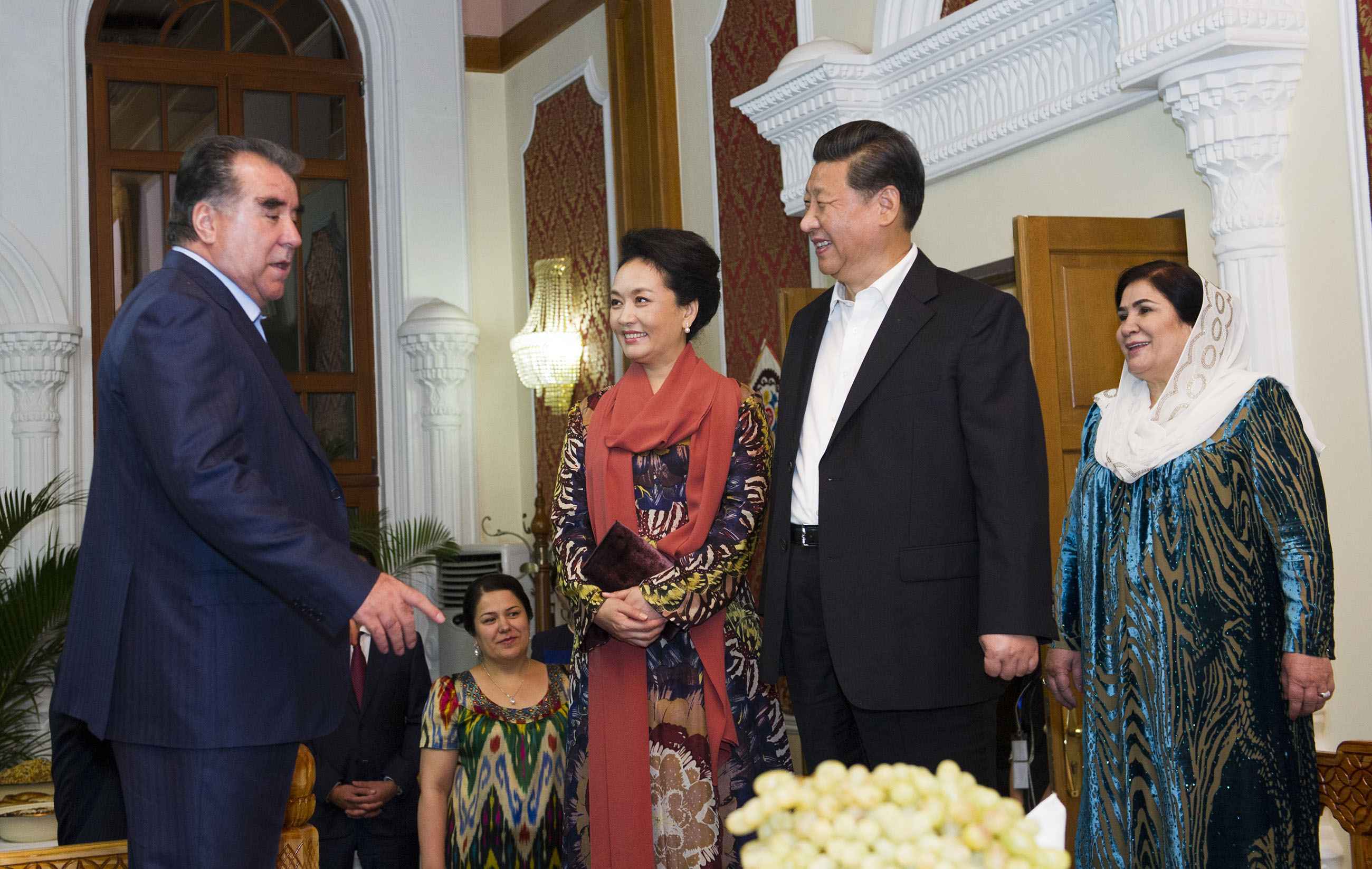 2014年9月12日，習(xí)近平主席在杜尚別出席塔吉克斯坦總統(tǒng)拉赫蒙舉行的家宴。這是習(xí)近平主席和夫人彭麗媛在拉赫蒙夫婦陪同下參觀總統(tǒng)官邸。