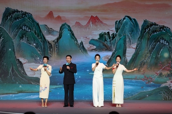 四位戲曲演員同臺獻唱。