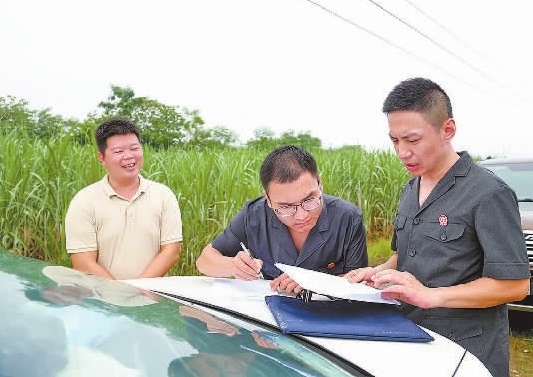圖③：清塘后，執(zhí)行干警與某農(nóng)場負責人確認魚塘交付情況。