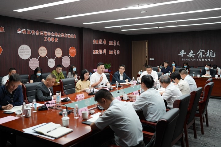 由浙江省信訪局和相關(guān)部門負(fù)責(zé)人組成的下訪團(tuán)在杭州市余杭區(qū)社會治理中心接待來訪群眾。新華社記者 翁忻旸 攝