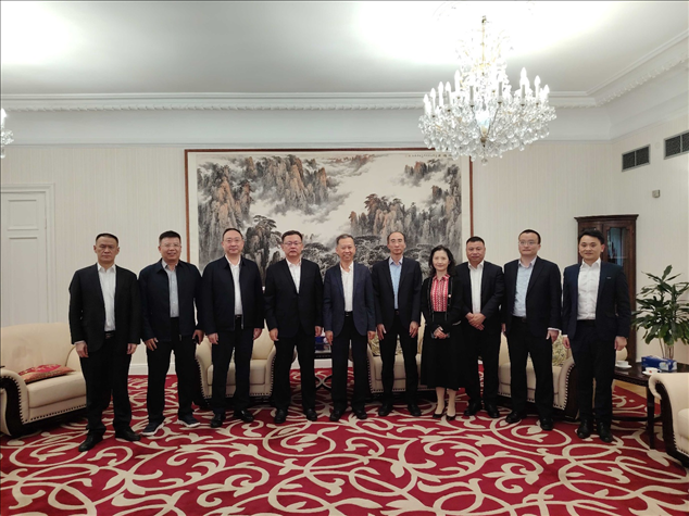 中國駐瑞典大使崔愛民（左五）會見中國中鐵股份有限公司總裁陳文健一行并合影。中國駐瑞典大使館供圖