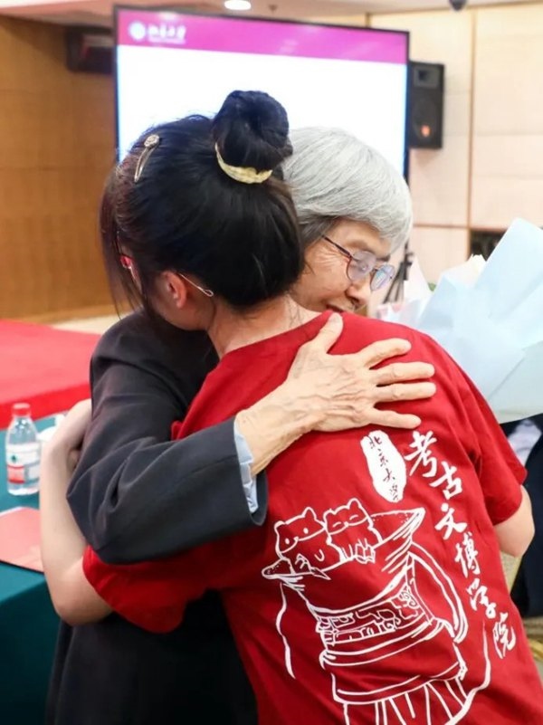 2023年，在校友向母校捐贈儀式上，鐘芳蓉與樊錦詩擁抱。校方供圖