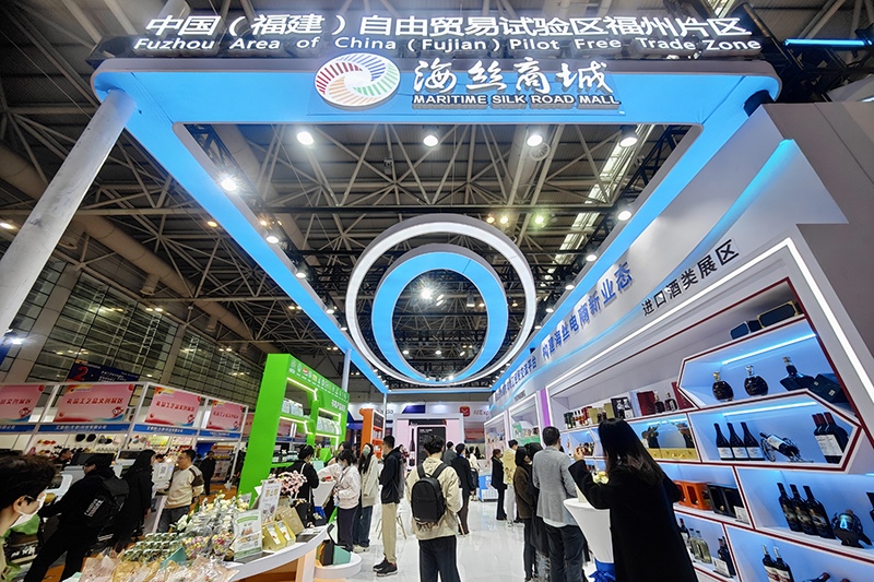 2024年3月18日，第四屆中國跨境電商交易會在福建福州開幕。展會聚焦“鏈接跨境全流域 共建電商新生態(tài)”，集聚全國80余個外貿(mào)產(chǎn)業(yè)帶的上千家供應(yīng)鏈企業(yè)。