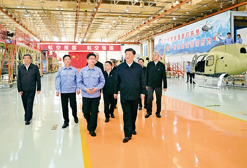 2023年10月10日至13日，中共中央總書記、國家主席、中央軍委主席習(xí)近平在江西考察。這是11日上午，習(xí)近平在景德鎮(zhèn)市昌河飛機工業(yè)（集團）有限公司考察。 新華社記者 燕雁/攝