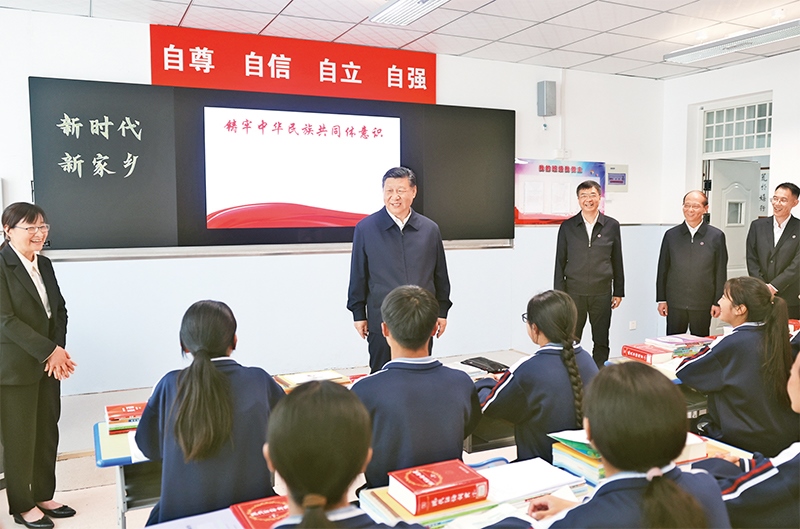 2024年6月18日至19日，中共中央總書記、國家主席、中央軍委主席習(xí)近平在青海考察。這是18日下午，習(xí)近平在果洛西寧民族中學(xué)高一（1）班觀摩“新時代、新家鄉(xiāng)”主題思政課。 新華社記者 鞠鵬/攝