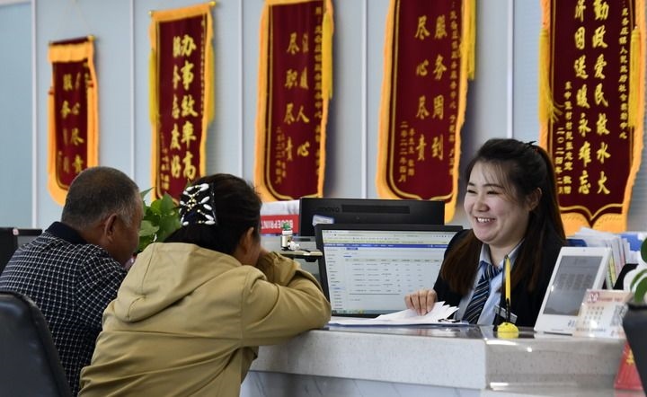 2024年3月25日，北京市大興區(qū)龐各莊鎮(zhèn)政務(wù)服務(wù)中心的工作人員耐心為群眾解答問題。大興區(qū)龐各莊鎮(zhèn)政務(wù)服務(wù)中心用“最多跑一次”的工作理念為企業(yè)和群眾提供了便利化、精準化、個性化的衍生服務(wù)。新華社記者 李欣 攝
