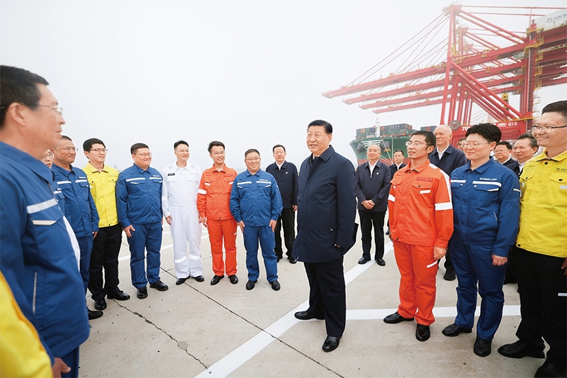 2024年5月22日至24日，中共中央總書記、國家主席、中央軍委主席習(xí)近平在山東考察。這是22日下午，習(xí)近平在日照港親切慰問港口科技工作者、運營人員、航運人員。 新華社記者 鞠鵬/攝