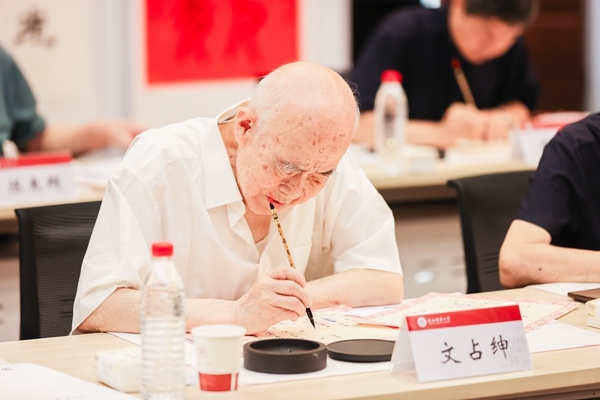 陜西師范大學(xué)毛筆手寫(xiě)錄取通知書(shū)現(xiàn)場(chǎng)。校方供圖