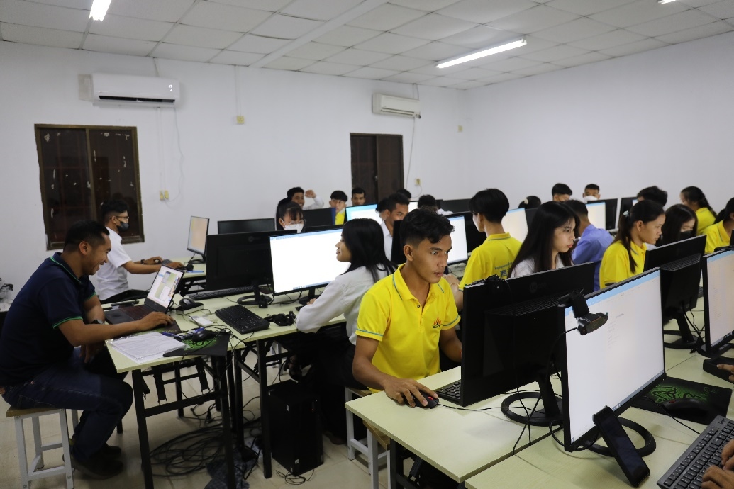 圖為西哈努克港工商學院的學生正在上課。西港特區(qū)公司供圖