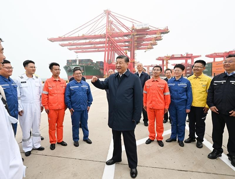 △2024年5月22日，習(xí)近平總書(shū)記在山東日照港親切慰問(wèn)港口科技工作者、運(yùn)營(yíng)人員、航運(yùn)人員。