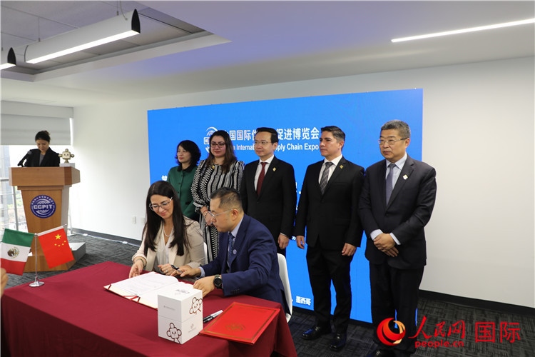 與會(huì)嘉賓簽署關(guān)于共同促進(jìn)墨西哥企業(yè)參加第二屆鏈博會(huì)合作備忘錄。人民網(wǎng) 埃內(nèi)斯托·多明戈斯攝