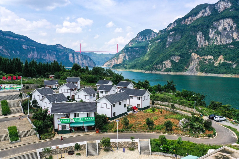 這是貴州省黔西市新仁苗族鄉(xiāng)化屋村麻窩寨易地搬遷集中安置點(diǎn)（2021年7月24日攝，無人機(jī)照片）。新華社記者 楊文斌 攝