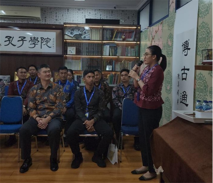 警察學(xué)員用漢語進行自我介紹 ?；顒又鬓k方供圖
