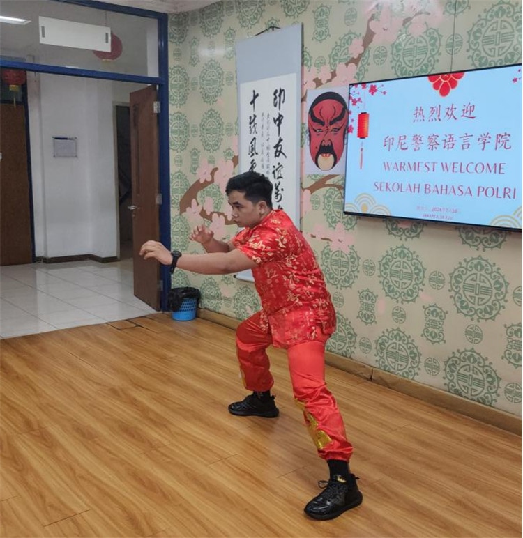 警察學(xué)員表演武術(shù)?；顒又鬓k方供圖