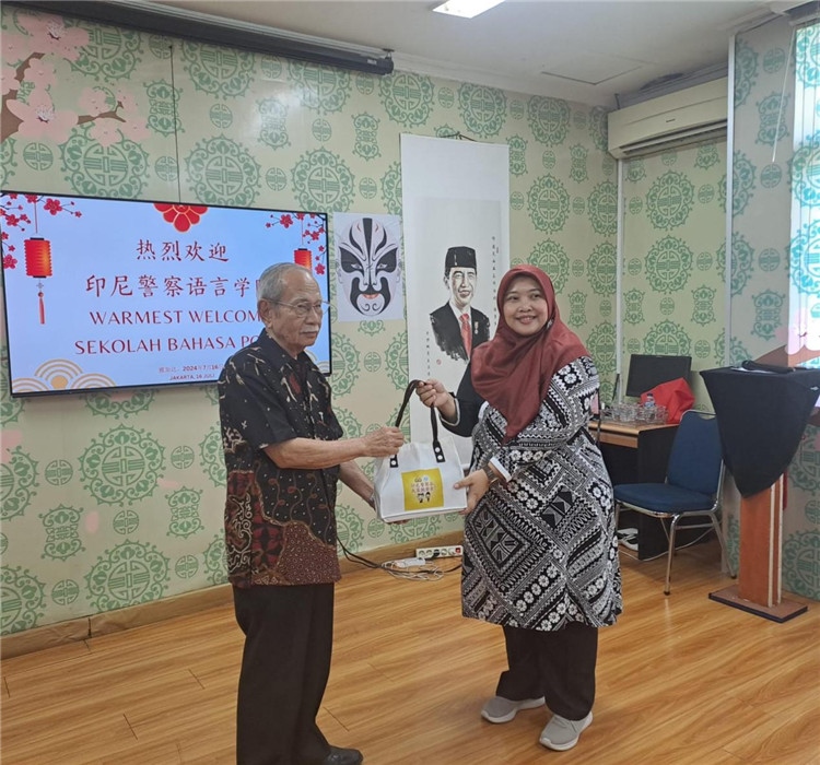 拉哈尤·蘇珊蒂與穆尼交換禮品?；顒又鬓k方供圖