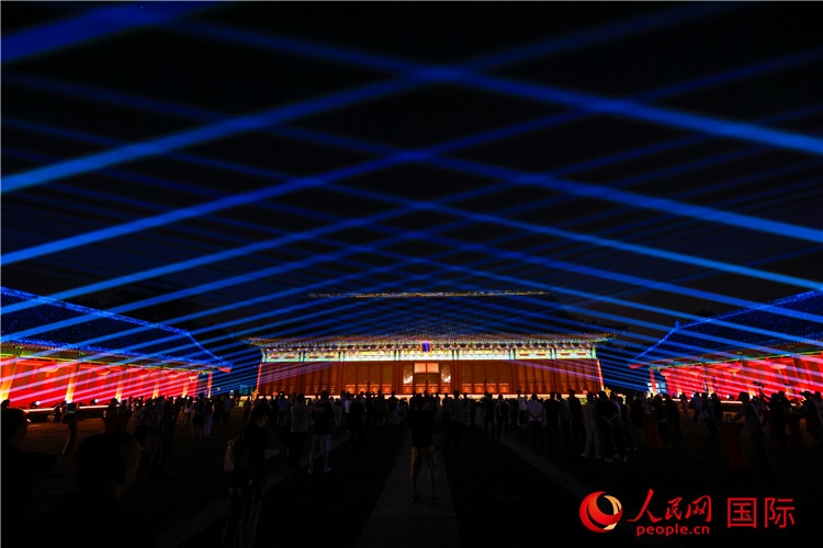 “光影北京——2024世界燈光師大會(huì)”開(kāi)幕式當(dāng)晚的燈光秀表演。人民網(wǎng)記者 趙益普攝