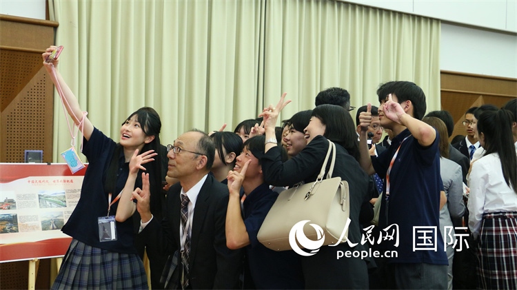 歡迎會現(xiàn)場，中日小大使歡樂互動。人民網(wǎng) 許可攝