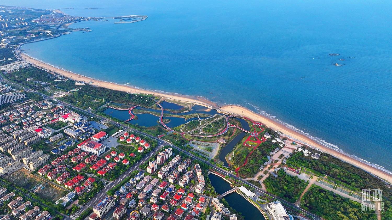 △日照市陽光海岸綠道。近年來，日照市對沿海裸露場地及岸線破損處進(jìn)行生態(tài)修復(fù)，建成約28公里的陽光海岸綠道，為市民和游客提供了運(yùn)動休閑好去處。（總臺央視記者范凱拍攝）