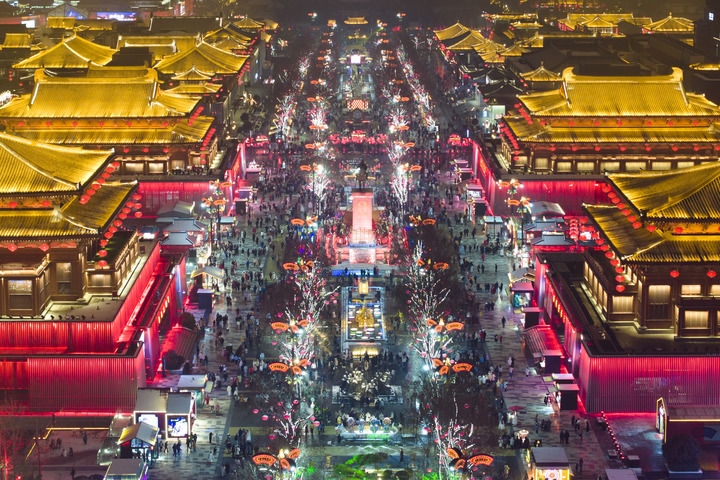 這是2024年2月2日拍攝的西安大唐不夜城景色（無(wú)人機(jī)照片）。新華社記者 邵瑞 攝