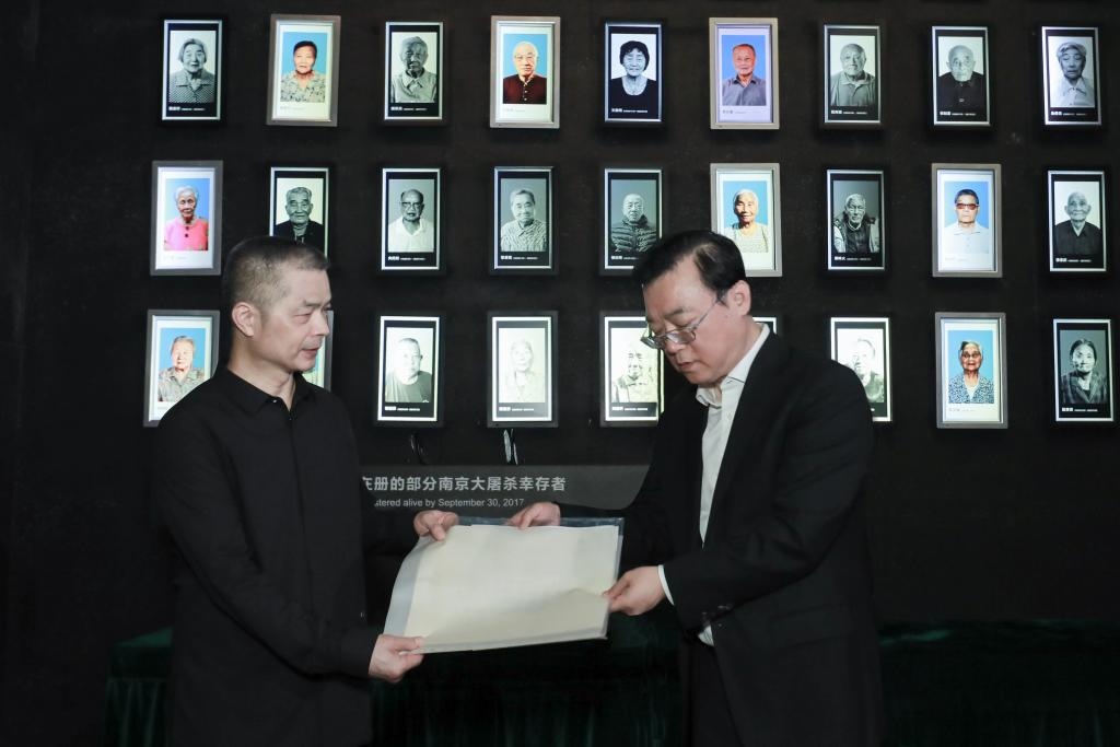 南京大屠殺幸存者高如琴的兒子向軍向侵華日軍南京大屠殺遇難同胞紀(jì)念館捐贈(zèng)高如琴老人相關(guān)物品。（侵華日軍南京大屠殺遇難同胞紀(jì)念館供圖）