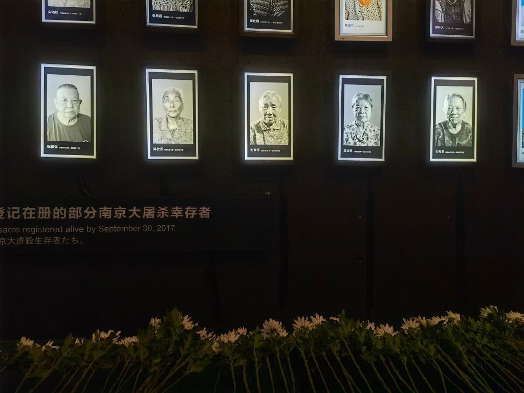 7月18日，侵華日軍南京大屠殺遇難同胞紀(jì)念館內(nèi)舉行“熄燈”悼念儀式，為今年離世的5位幸存者老人送行。新華社記者邱冰清 攝