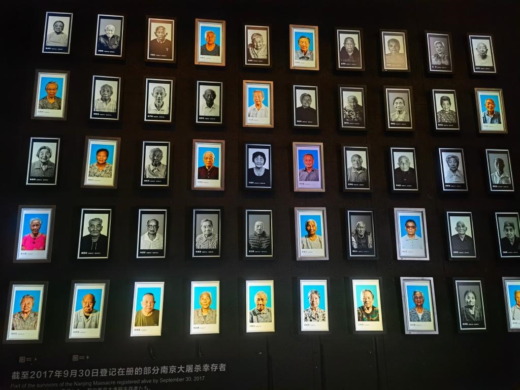 侵華日軍南京大屠殺遇難同胞紀(jì)念館內(nèi)的幸存者照片墻局部。新華社記者邱冰清 攝