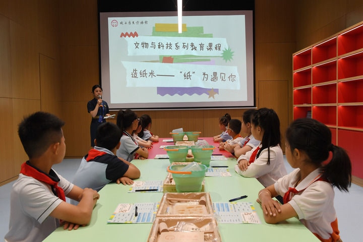 2024年5月18日，小學(xué)生在陜西歷史博物館秦漢館參加“文物與科技”系列教育課程。新華社記者 李一博 攝