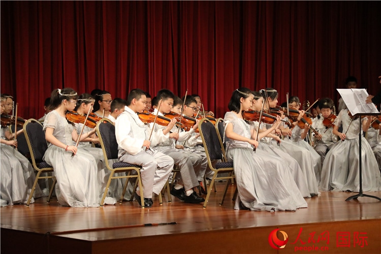 北京市學(xué)生金帆藝術(shù)團的學(xué)生們演奏音樂。人民網(wǎng)記者 李志偉攝