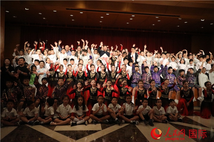 中美青少年藝術(shù)交流匯演活動結(jié)束后，嘉賓們與學(xué)生們合影。人民網(wǎng)記者 李志偉攝