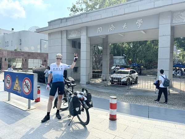 近日，同濟(jì)大學(xué)建筑與城市規(guī)劃學(xué)院Ole Bouman教授順利抵達(dá)上海。校方供圖